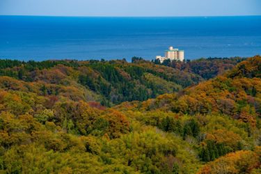 高岡市二上山万葉ラインから望む秋の立山連峰と紅葉