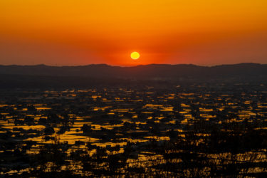 絶景！となみ夢の平散居村展望広場から望む水田に映る夕日