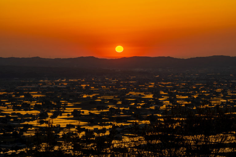 写真 となみ夢の平散居村展望台から望む水田に映る夕日 Vr 北陸