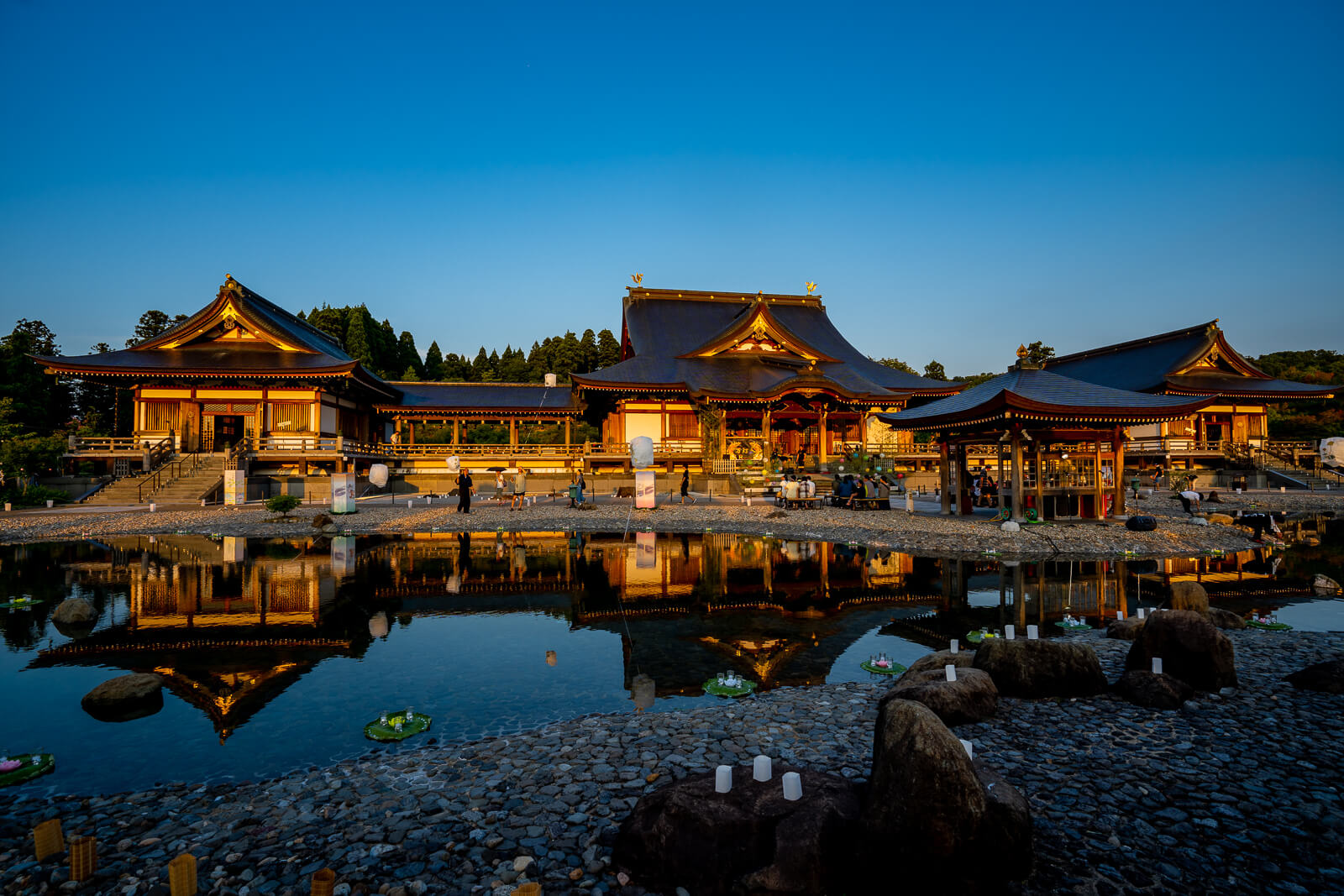 【写真】倶利迦羅不動寺鳳凰殿万灯会の灯籠流しと花火2019VR北陸