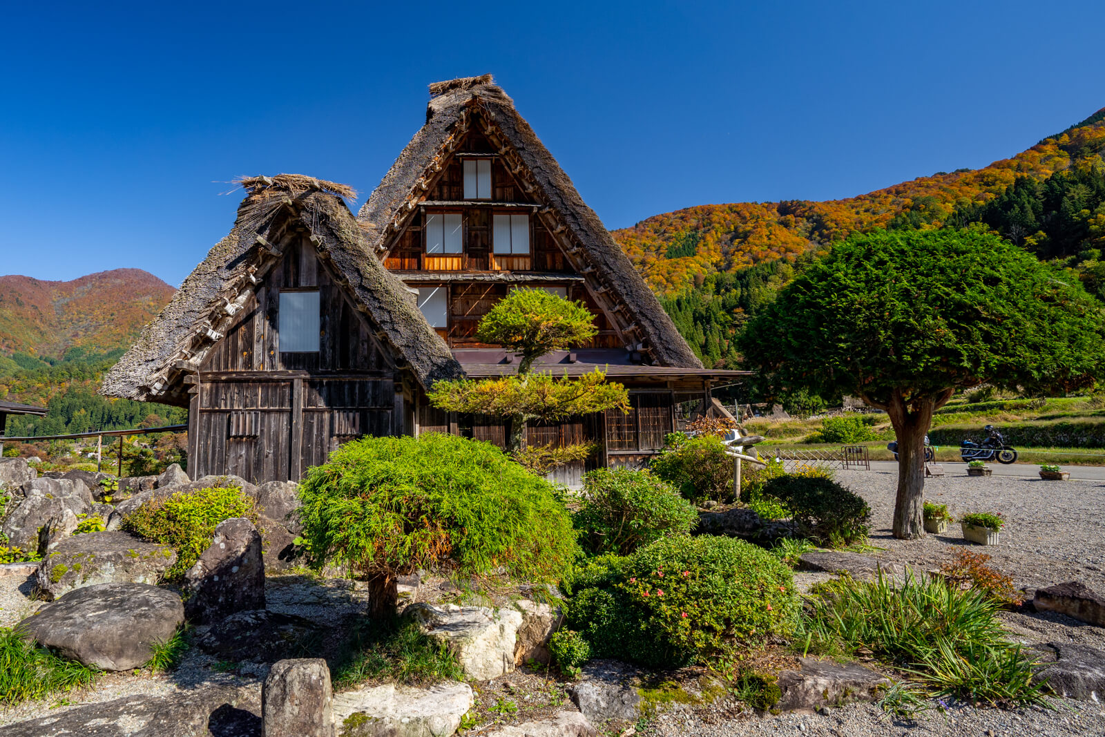 【写真】世界遺産白川郷合掌造り集落の紅葉2019|VR:北陸