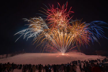 牛岳スノーフェスタの松明滑走と雪上花火（2021/2/6）