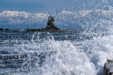 雨晴海岸から望む海越しの立山連峰2021