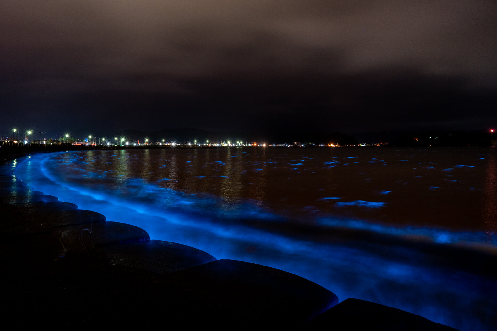 写真 氷見市の海が青く光る 夜光虫による幻想的光景21 Vr 北陸