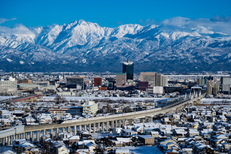 写真】富山大橋と呉羽山展望台から望む春の超快晴下の立山連峰|VR:北陸