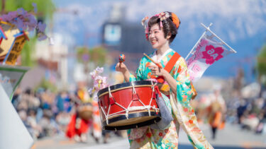 富山市平和通り立山連峰バックのチンドン大パレード（2023/4/9）